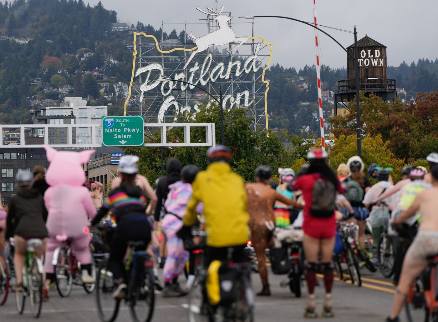 Naked bike riders demonstrate against federal troops in 'quintessentially Portland' protest | iNFOnews.ca Naked bike riders demonstrate against federal troops in 'quintessentially Portland' protest | iNFOnews.ca