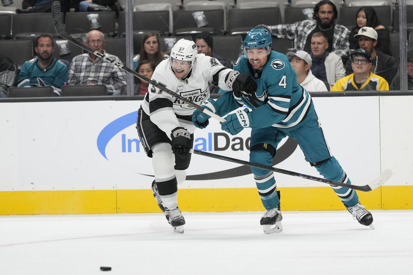 Toffoli scores 3rd-period goal to lift Sharks to 4-2 win over Kings | iNFOnews.ca