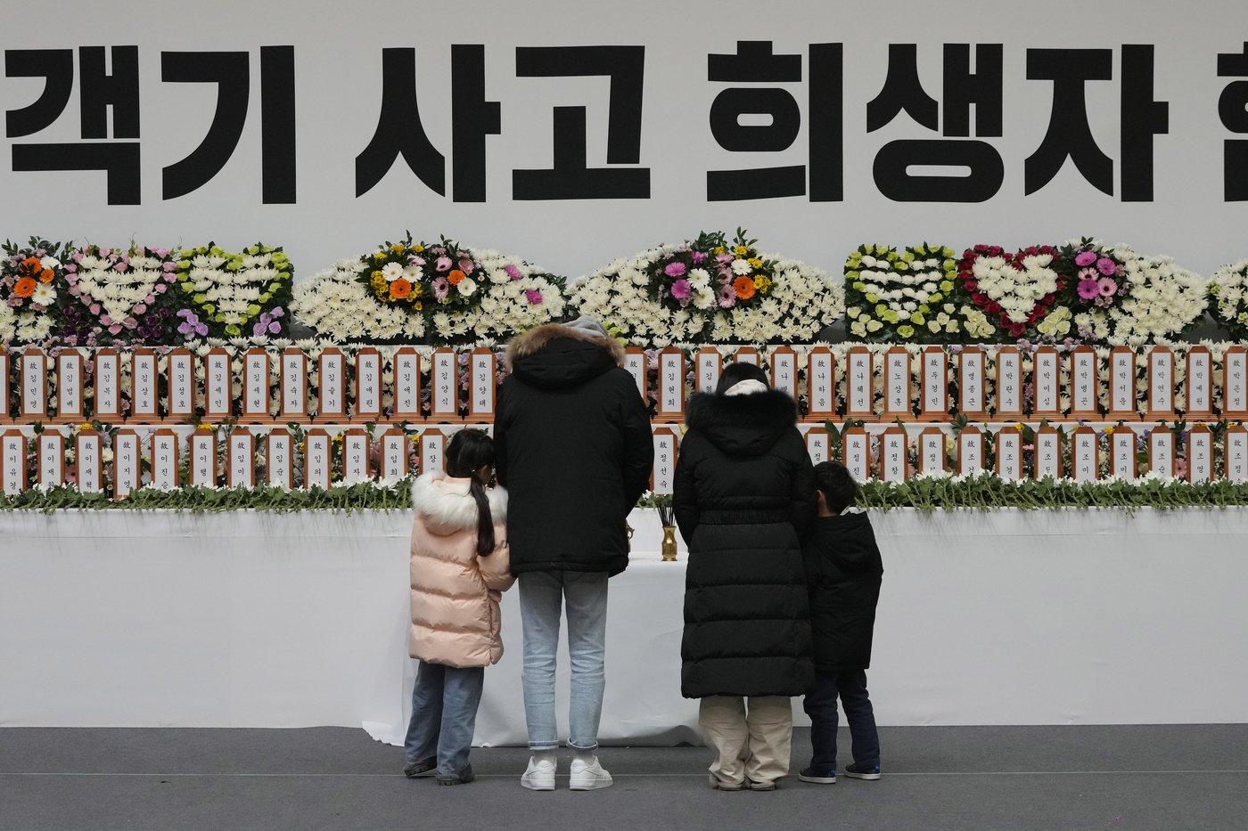 Jetliner skids off runway and bursts into flames while landing in South Korea, killing 179 | iNFOnews.ca