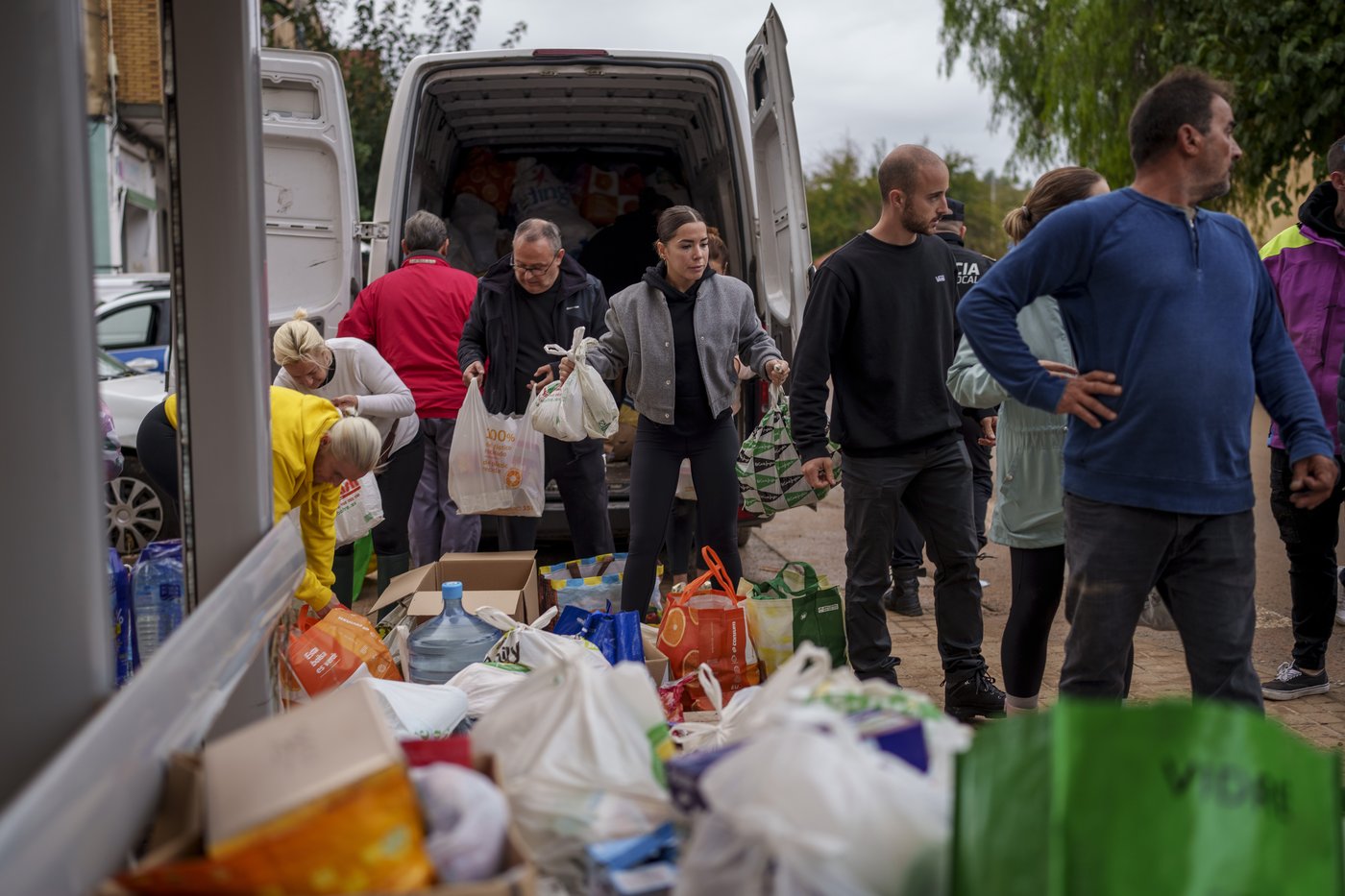 Mud-caked volunteers clean flood debris in a Spanish town as authorities struggle to respond | iNFOnews.ca Mud-caked volunteers clean flood debris in a Spanish town as authorities struggle to respond | iNFOnews.ca