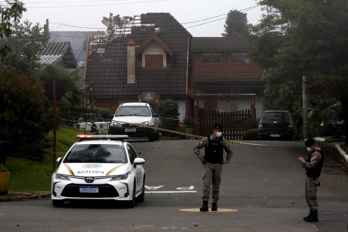 At least 10 are killed as a small plane crashes into a Brazilian town popular with tourists | iNFOnews.ca At least 10 are killed as a small plane crashes into a Brazilian town popular with tourists | iNFOnews.ca
