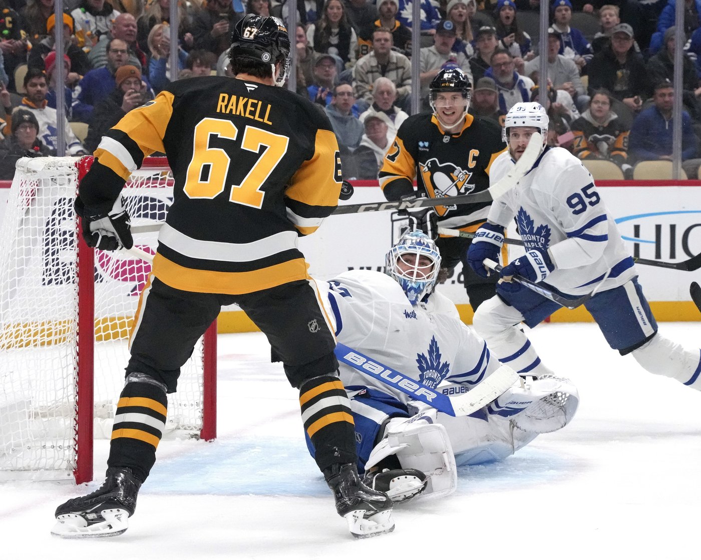 Bunting scores decisive power-play goal to power Penguins past Maple Leafs 5-2 | iNFOnews.ca Bunting scores decisive power-play goal to power Penguins past Maple Leafs 5-2 | iNFOnews.ca