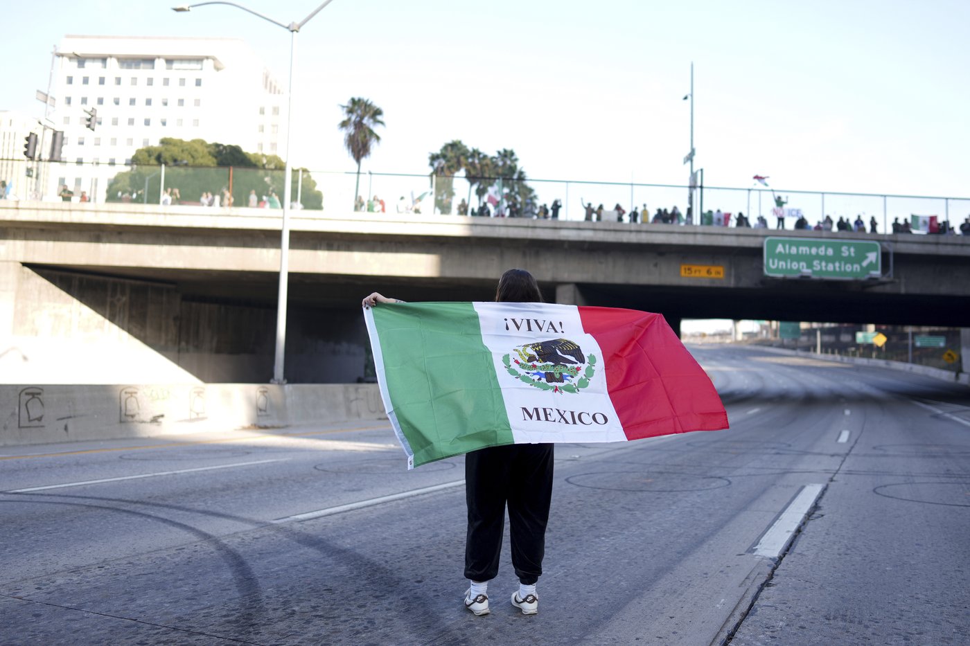 Marchers protesting planned deportations block major freeway in Los Angeles | iNFOnews.ca
