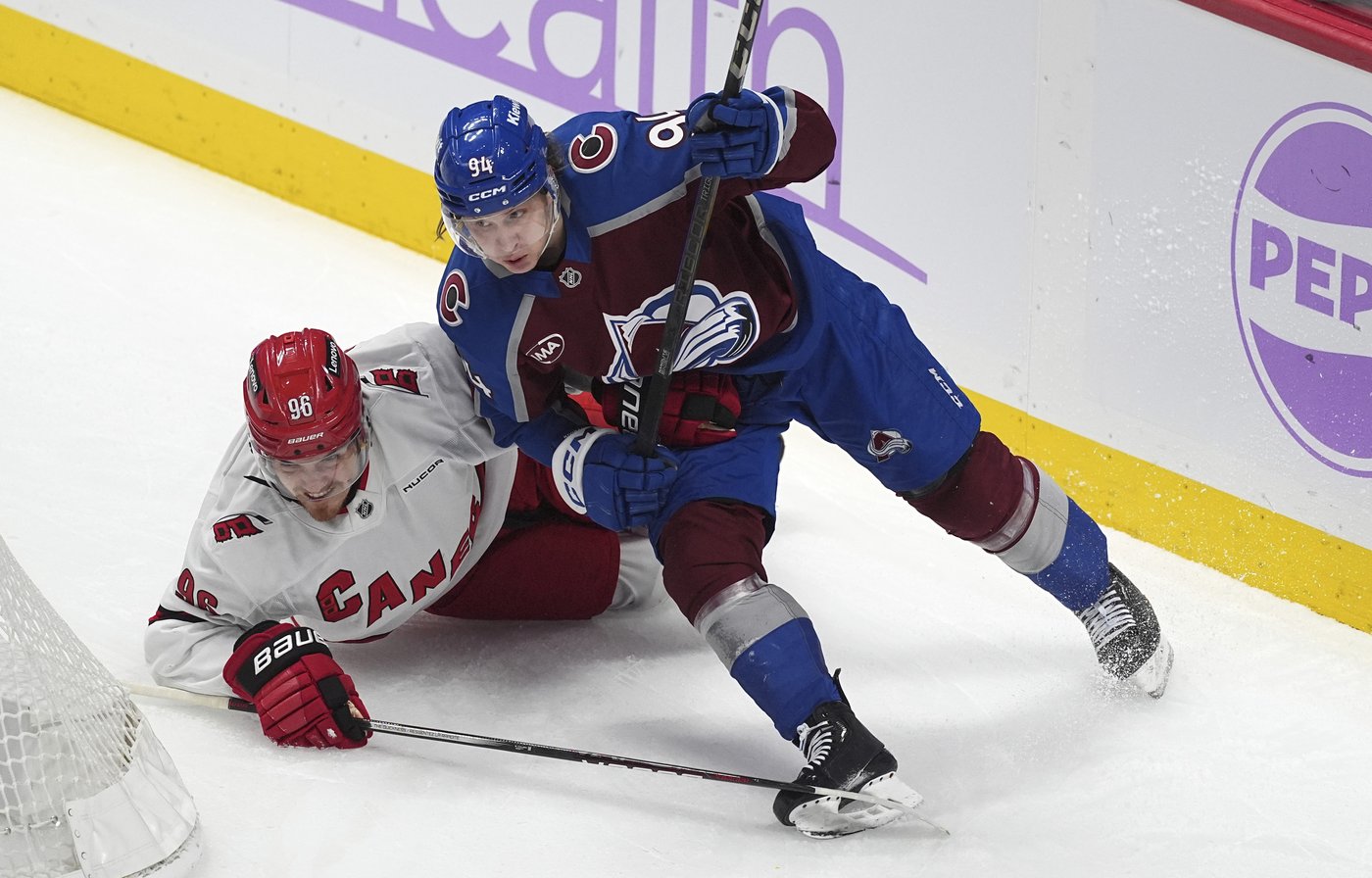 Avalanche score 5 goals in second period and end Hurricanes' 8-game win streak, 6-4 | iNFOnews.ca Avalanche score 5 goals in second period and end Hurricanes' 8-game win streak, 6-4 | iNFOnews.ca