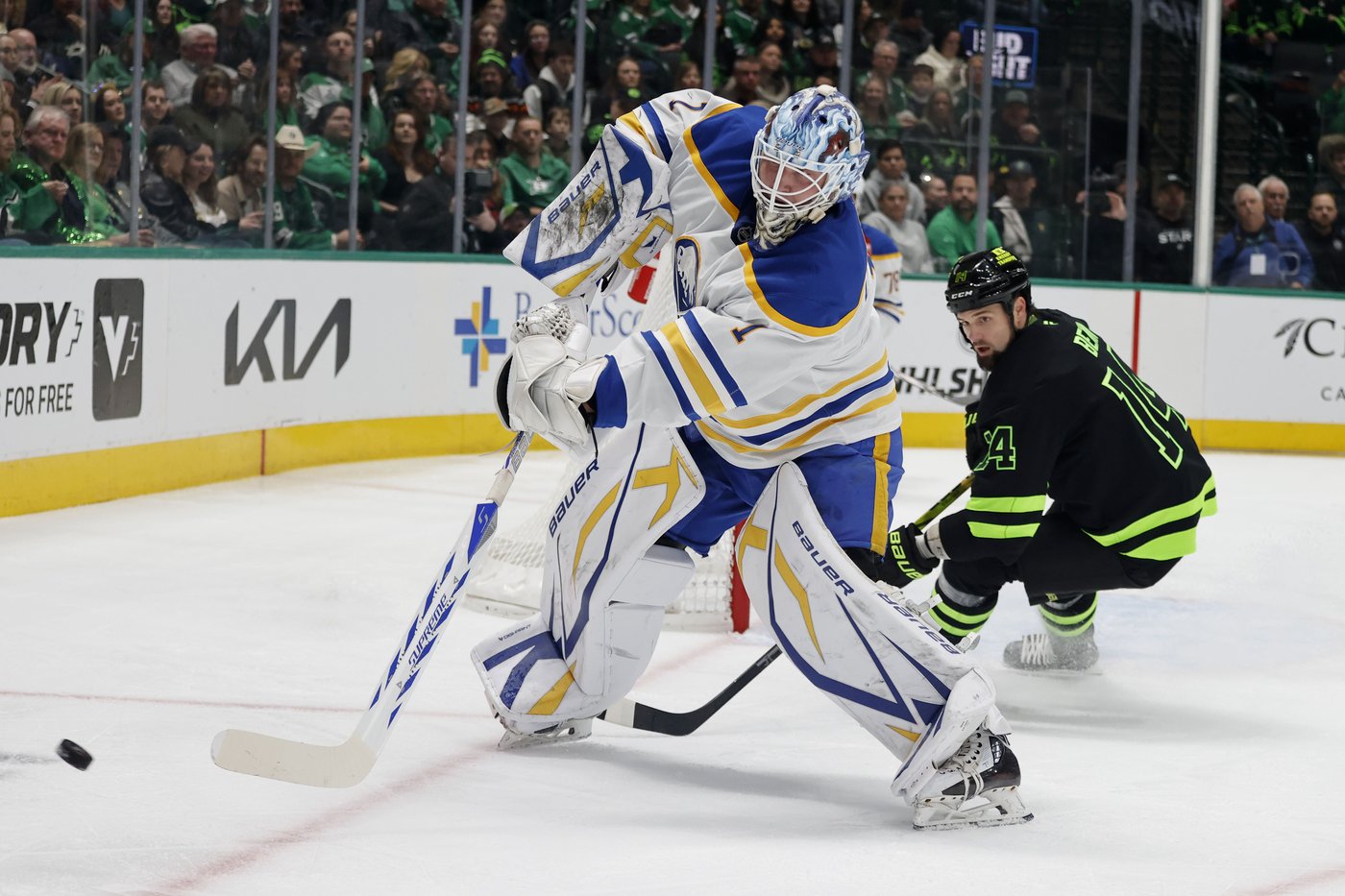 Wyatt Johnston scores go-ahead goal midway through 3rd period as Stars beat Sabres 4-2 | iNFOnews.ca