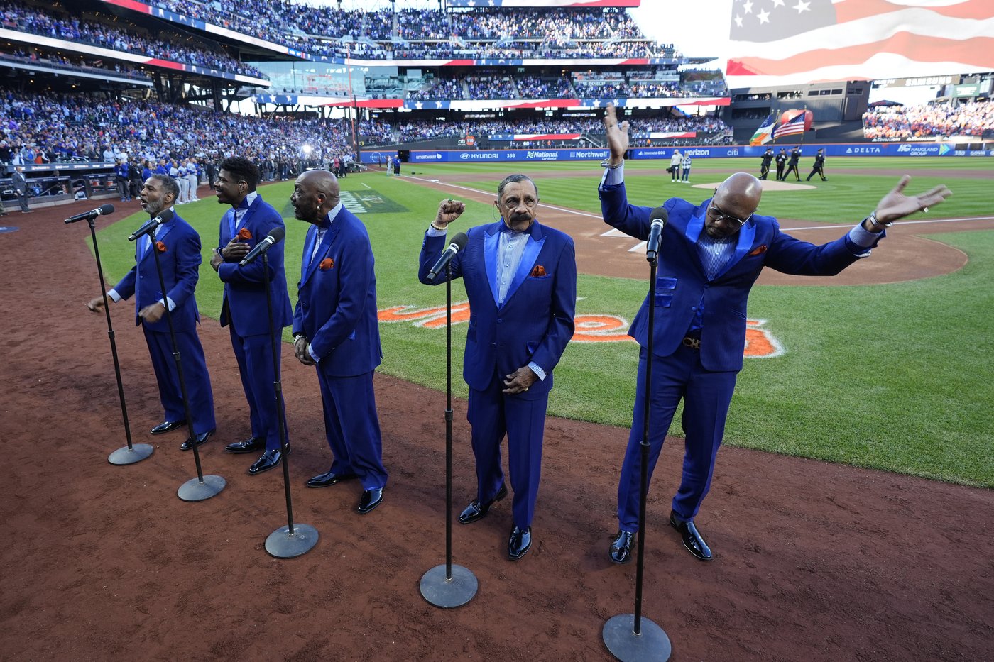 The Temptations serenade Mets fans at NLCS as founder admits he roots for Dodgers | iNFOnews.ca