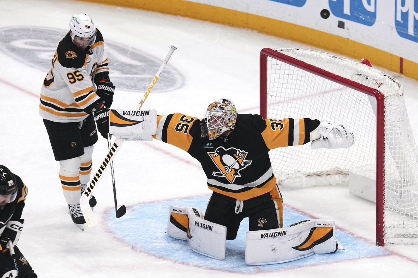 Lindholm and Korpisalo lead Bruins to 4-1 victory over Penguins | iNFOnews.ca Lindholm and Korpisalo lead Bruins to 4-1 victory over Penguins | iNFOnews.ca