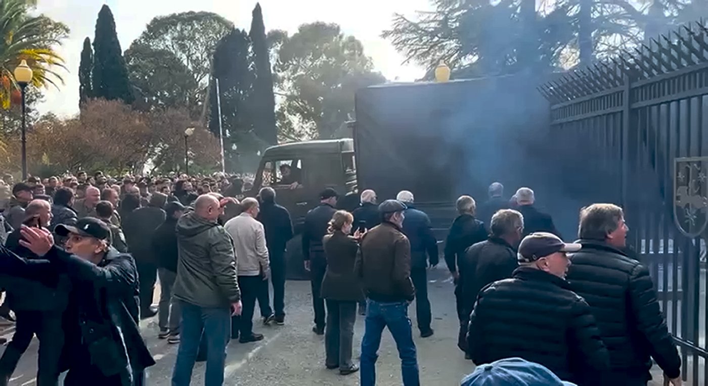 Protesters in Georgia's separatist Abkhazia region refuse to cede control of government buildings | iNFOnews.ca Protesters in Georgia's separatist Abkhazia region refuse to cede control of government buildings | iNFOnews.ca