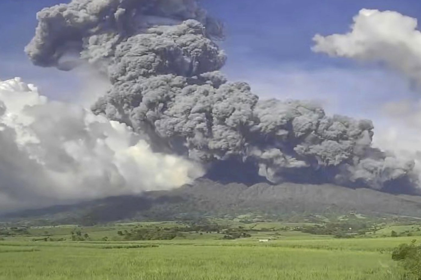 Philippine volcano eruption sends villagers fleeing for safety as homes are blanketed in ash | iNFOnews.ca
