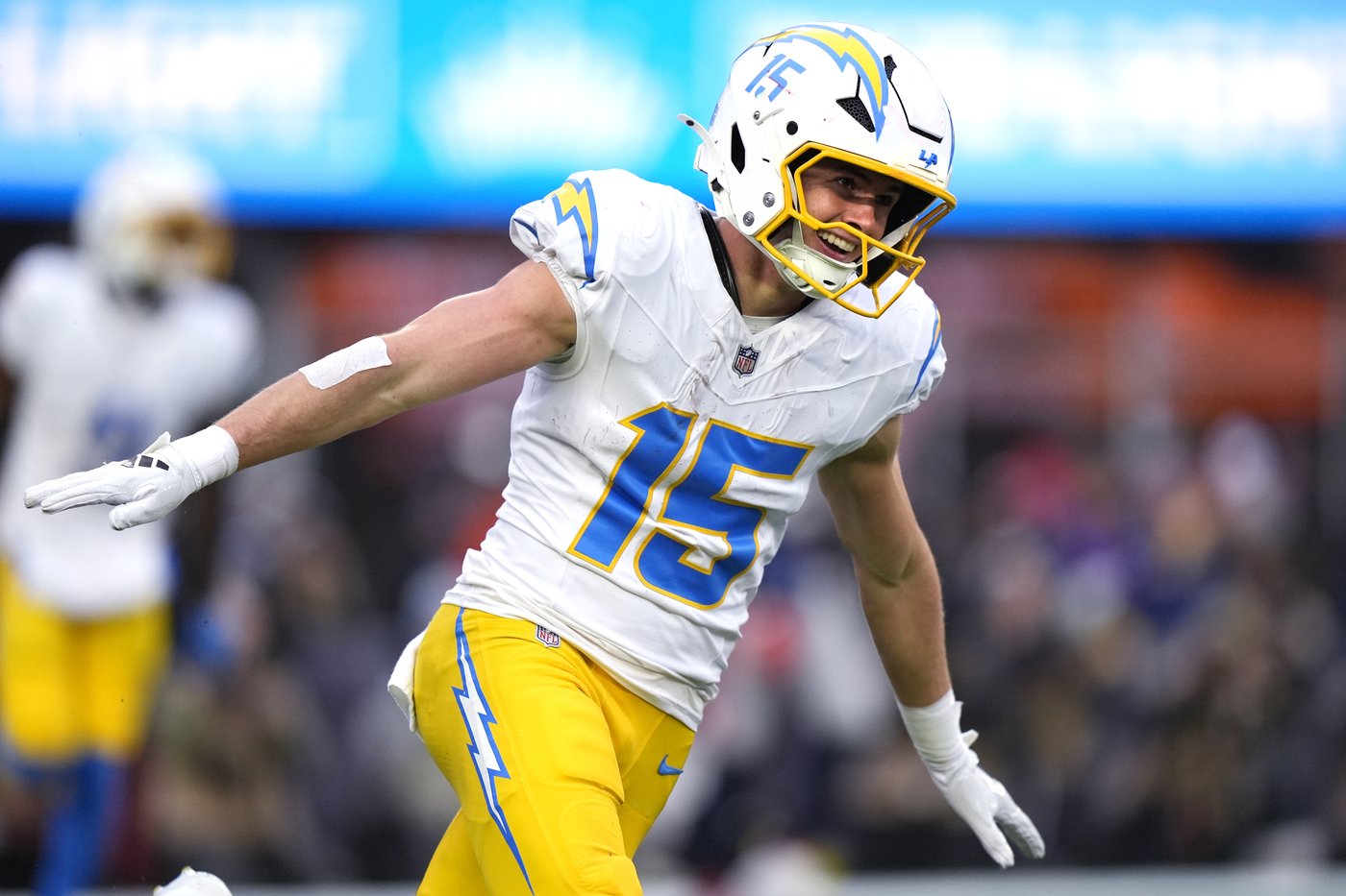 Herbert tosses 3 TD passes and Chargers secure a playoff spot with a 40-7 rout of Patriots | iNFOnews.ca