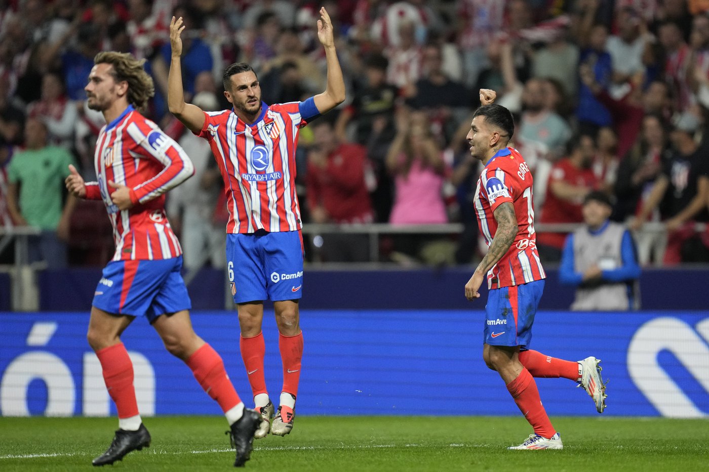 Atletico equalizes late against Madrid in derby interrupted after objects thrown on the field | iNFOnews.ca