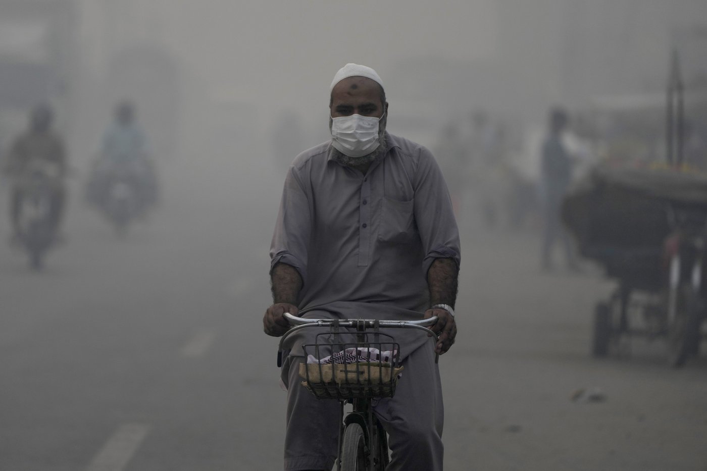 Record-high pollution sickens thousands in Pakistan's cultural capital of Lahore | iNFOnews.ca Record-high pollution sickens thousands in Pakistan's cultural capital of Lahore | iNFOnews.ca