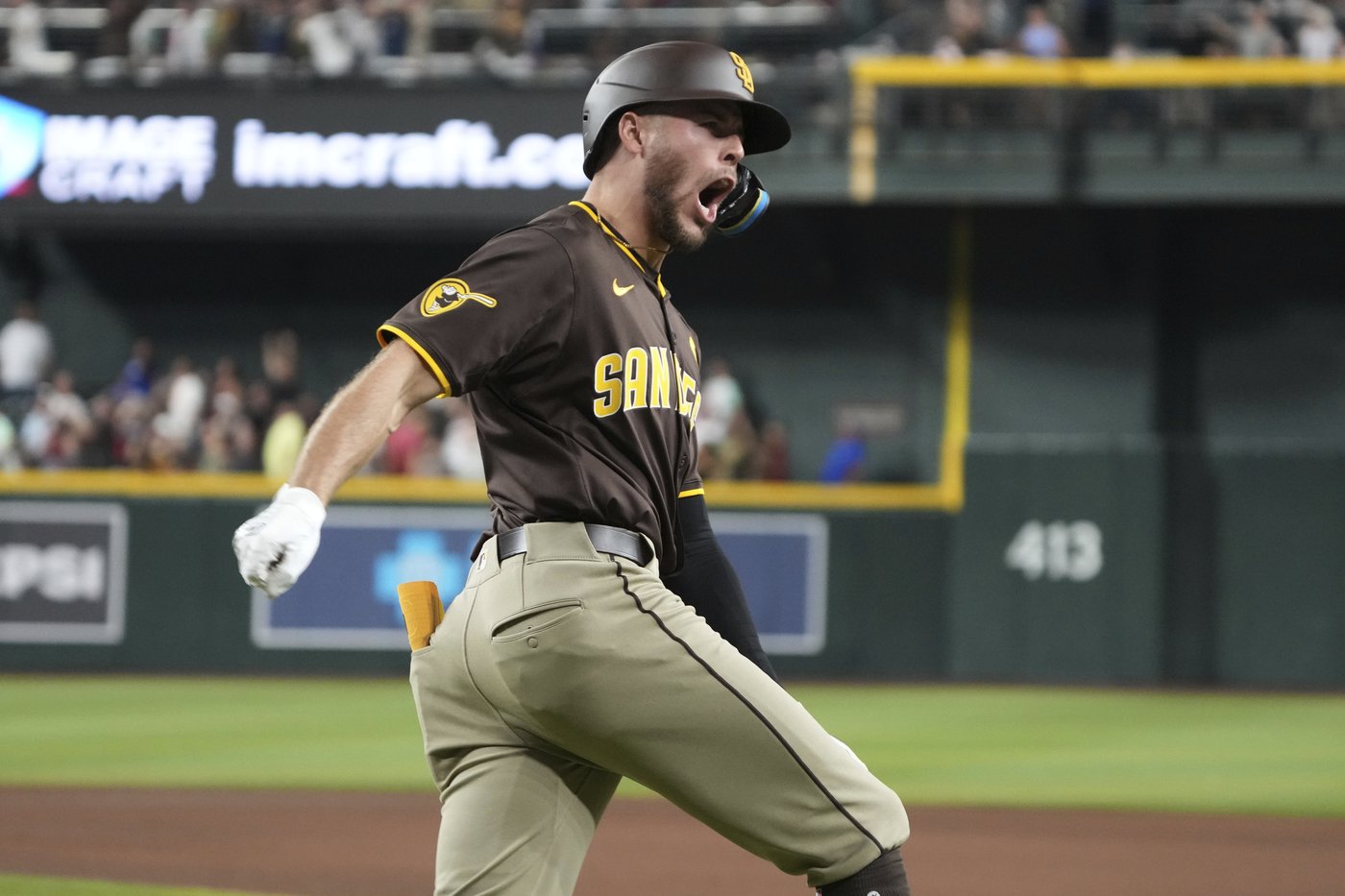 Padres hit 3 HRs in the 9th inning for a 5-0 win over the D-backs, who lose ground in playoff race | iNFOnews.ca