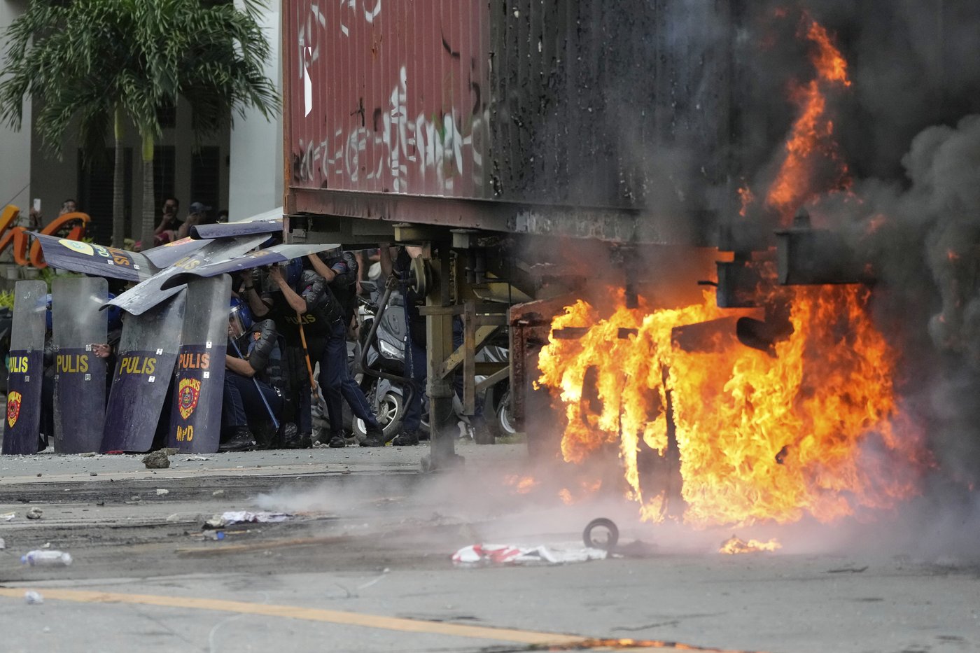 Dozens arrested and hurt in clashes with police near Philippine presidential palace | iNFOnews.ca Dozens arrested and hurt in clashes with police near Philippine presidential palace | iNFOnews.ca