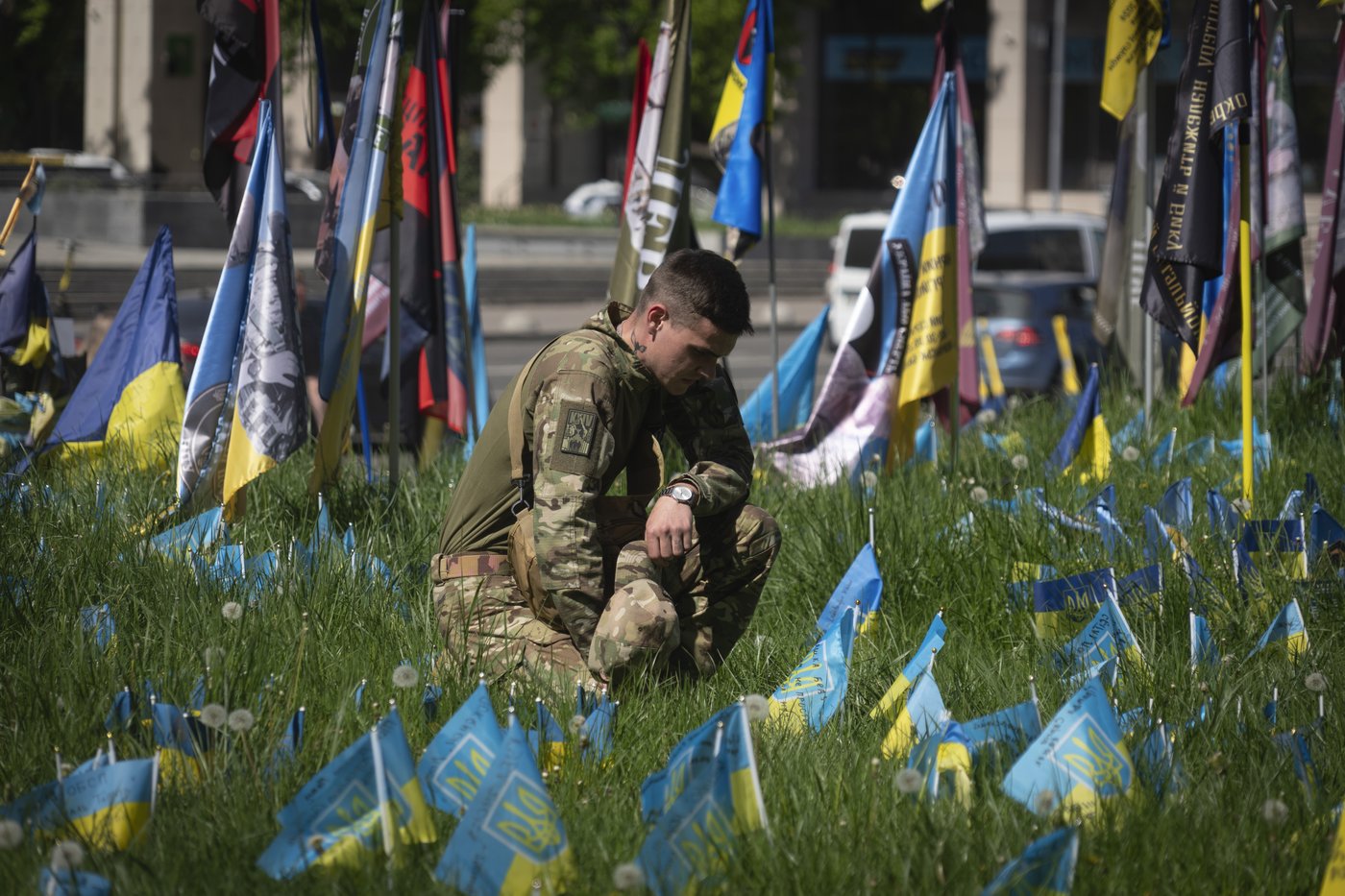 A makeshift memorial grows in Ukraine’s capital after 1,000 days of war | iNFOnews.ca