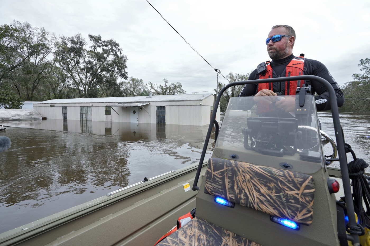 Residents slog through flooded streets, clear debris after Hurricane Milton tore through Florida | iNFOnews.ca