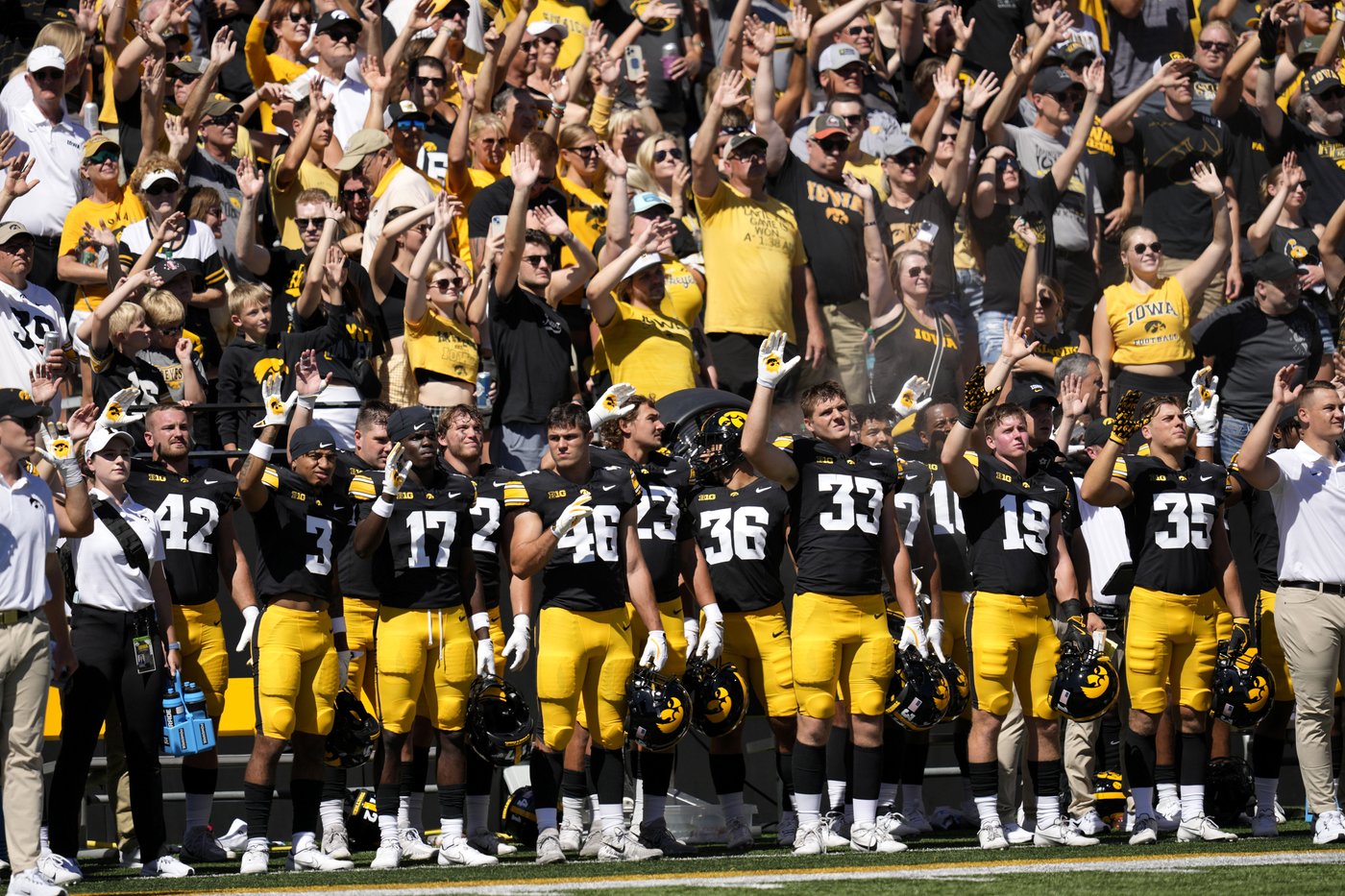 College football traditions: 'Hawkeye Wave' bonds everyone in stadium with kids in adjacent hospital | iNFOnews.ca College football traditions: 'Hawkeye Wave' bonds everyone in stadium with kids in adjacent hospital | iNFOnews.ca