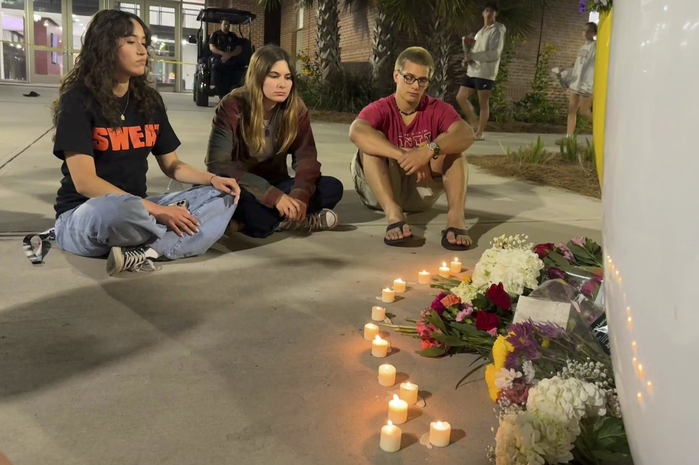 Florida State gunman used deputy mom's former service weapon to kill 2 and wound 6, authorities say | iNFOnews.ca