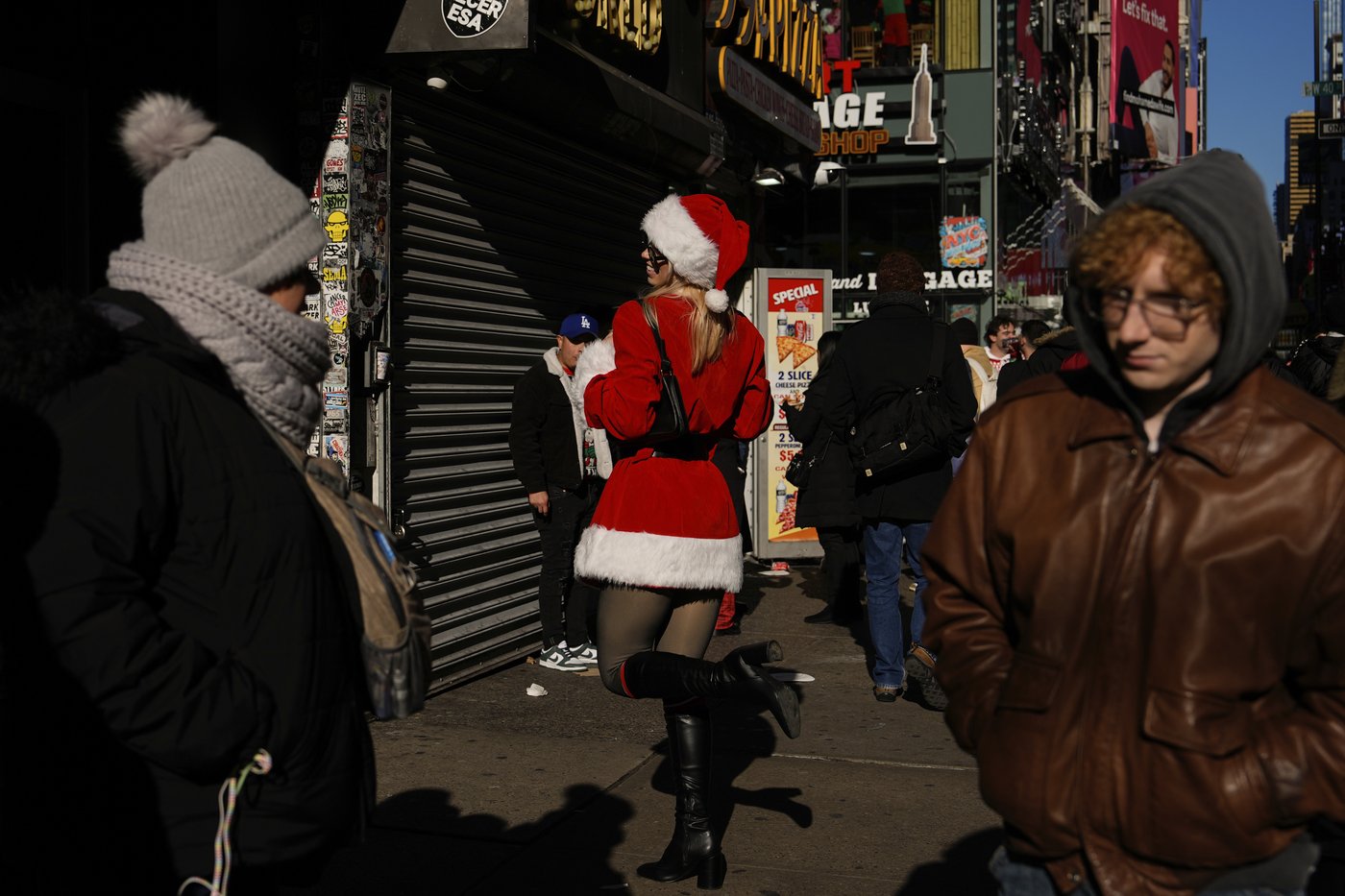 AP PHOTOS: The iconic and unconventional sides of Christmas in New York | iNFOnews.ca