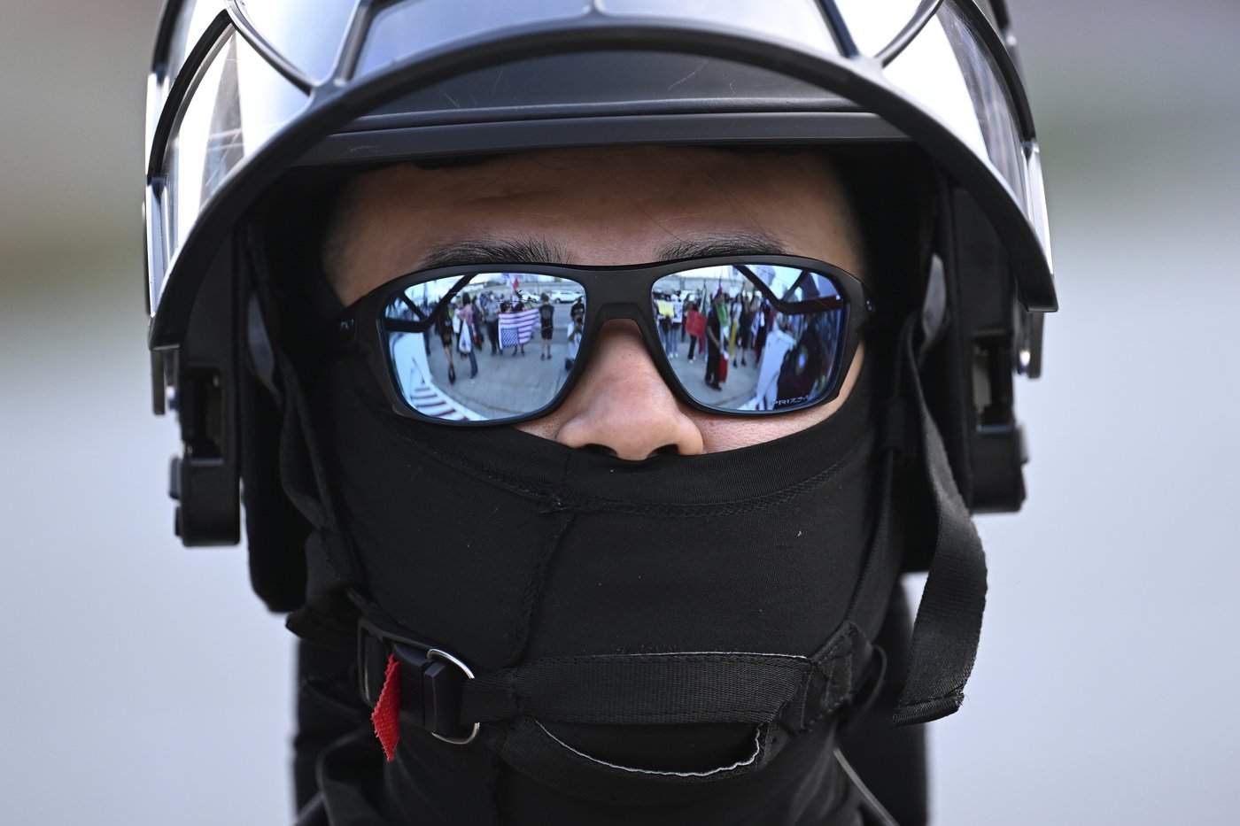 Officers who cover their faces could be charged with a misdemeanor under California proposal | iNFOnews.ca