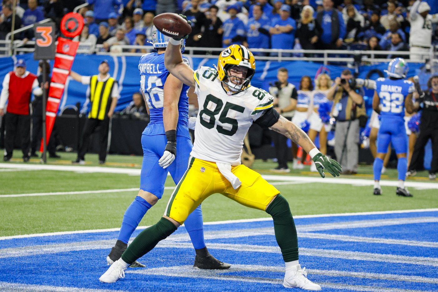 Dan Campbell's 4th-down gambles help Lions beat Packers 34-31 and clinch playoffs | iNFOnews.ca