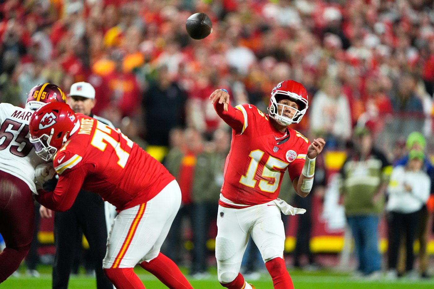 Mahomes, Hunt lead Chiefs to dominant 28-7 win over Commanders, their 9th straight in the series | iNFOnews.ca Mahomes, Hunt lead Chiefs to dominant 28-7 win over Commanders, their 9th straight in the series | iNFOnews.ca