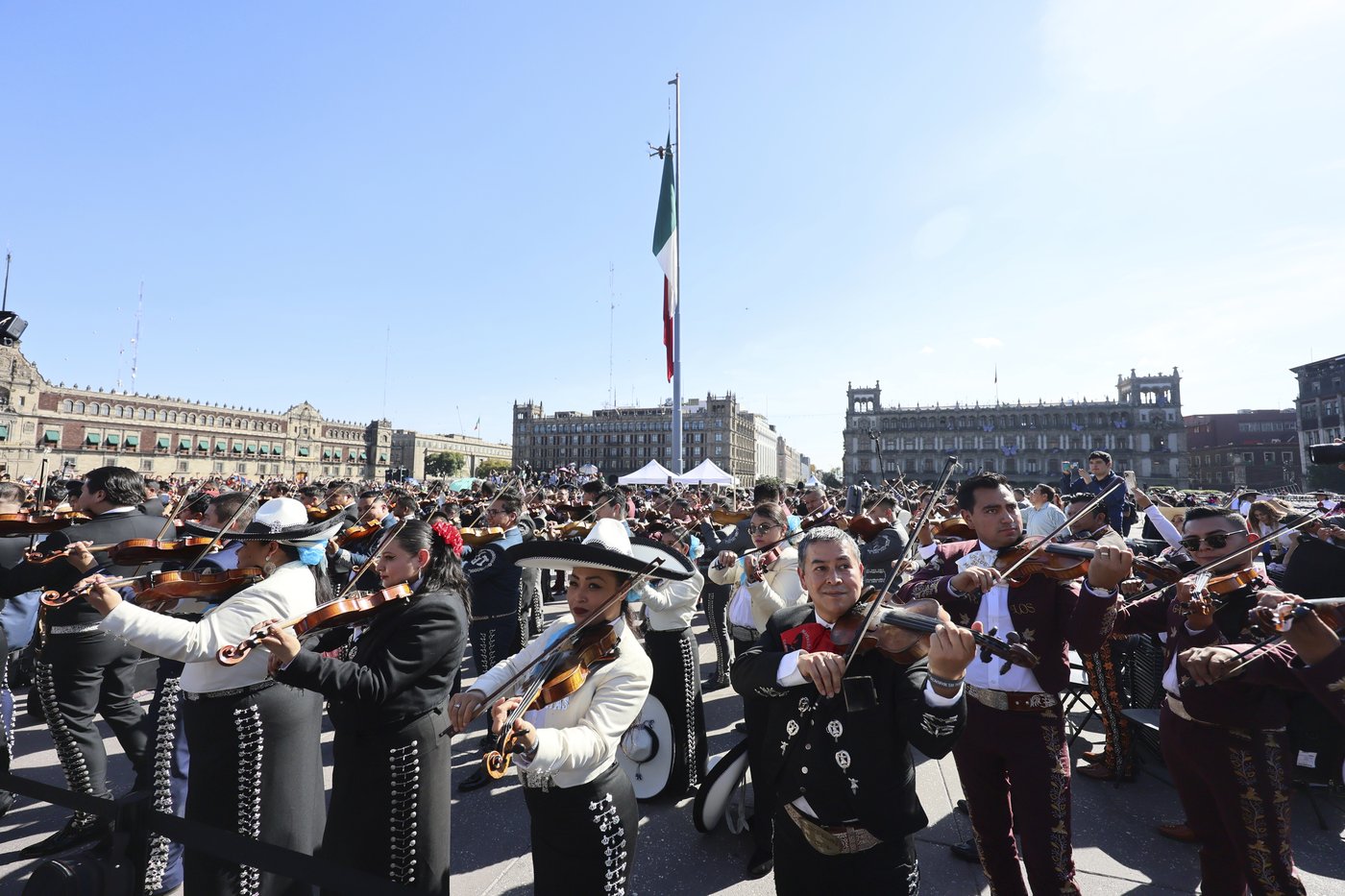 More than 1,000 mariachis belt out classics like 'Cielito Lindo' in a Mexico City plaza | iNFOnews.ca More than 1,000 mariachis belt out classics like 'Cielito Lindo' in a Mexico City plaza | iNFOnews.ca
