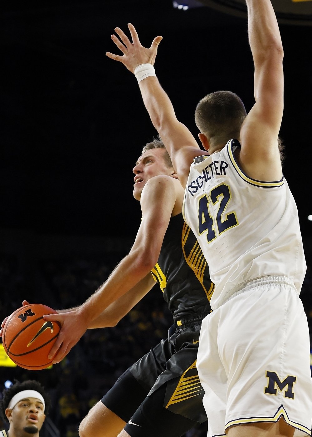Gayle scores late to give Michigan 85-83 win over Iowa for Wolverines' 7th straight victory | iNFOnews.ca