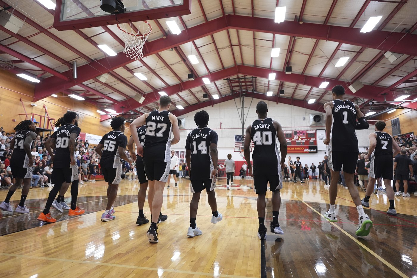 Spurs surprise central Texas students with visit after deadly flash flood | iNFOnews.ca