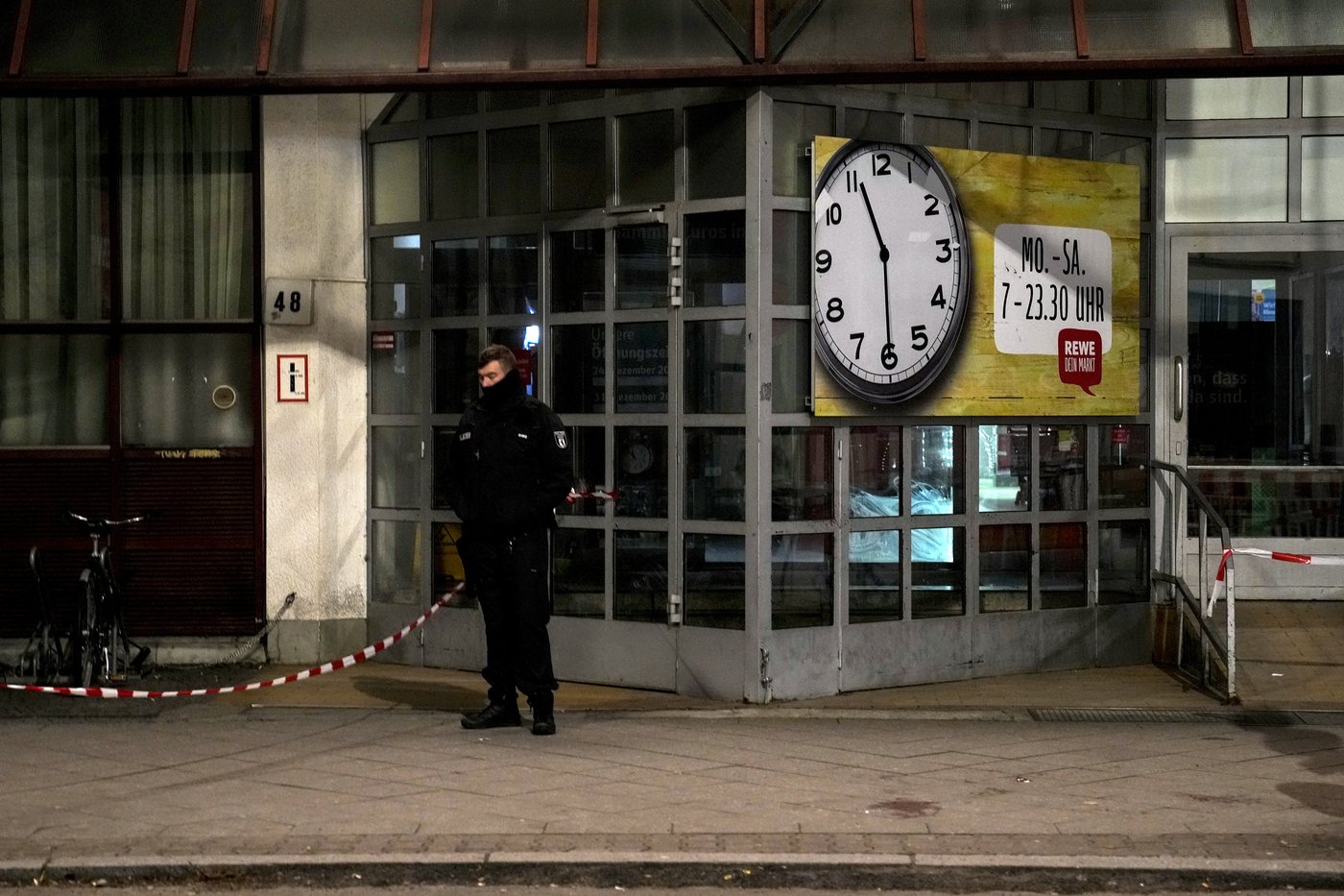 Berlin police say they have detained a man who attacked 2 people with a knife | iNFOnews.ca
