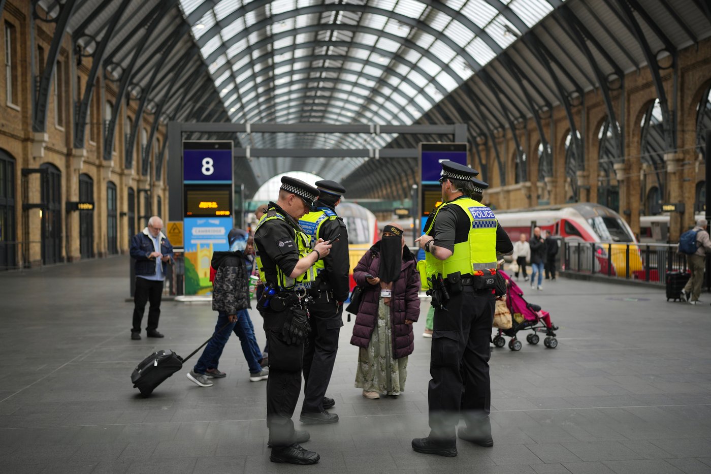 UK police charge man with attempted murder over train stabbing that wounded 11 people | iNFOnews.ca UK police charge man with attempted murder over train stabbing that wounded 11 people | iNFOnews.ca