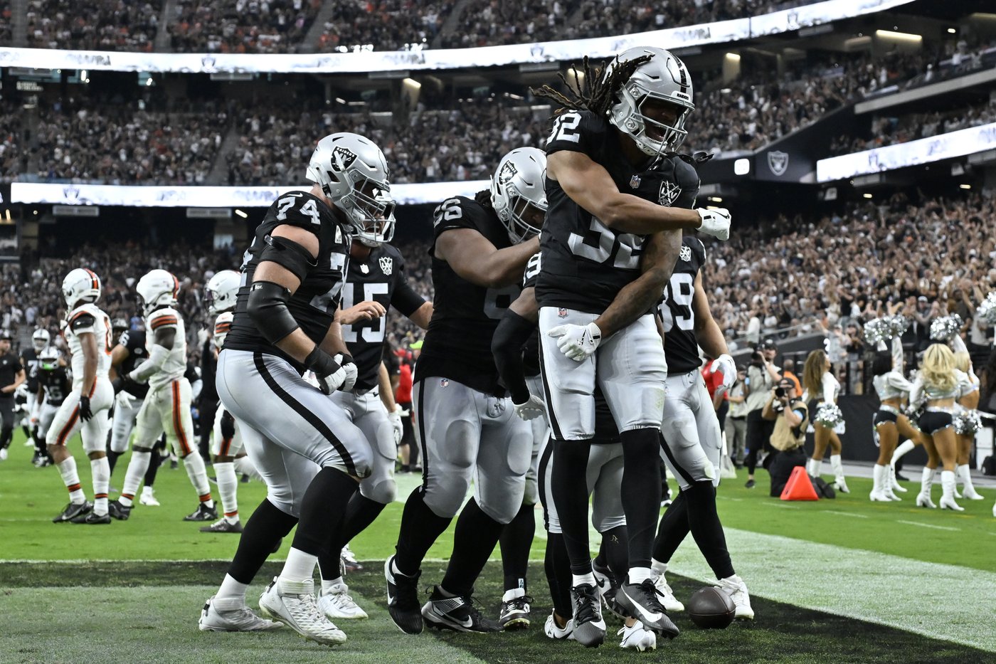 Raiders hold off Browns to win 20-16 behind defense and newfound running game | iNFOnews.ca Raiders hold off Browns to win 20-16 behind defense and newfound running game | iNFOnews.ca