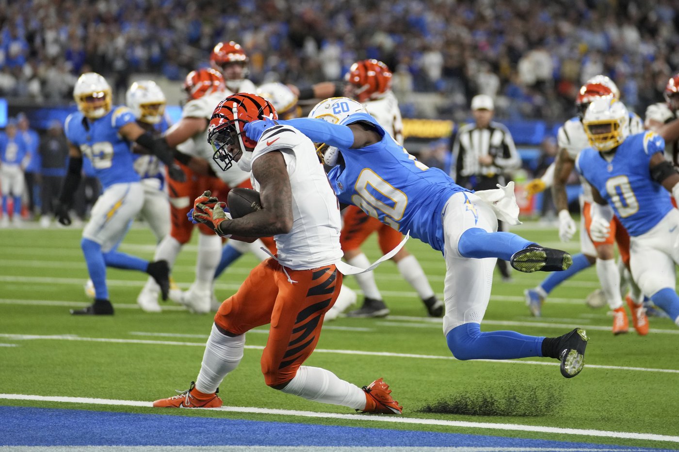 Chargers beat Bengals 34-27 on Dobbins' late TD after squandering 21-point lead | iNFOnews.ca