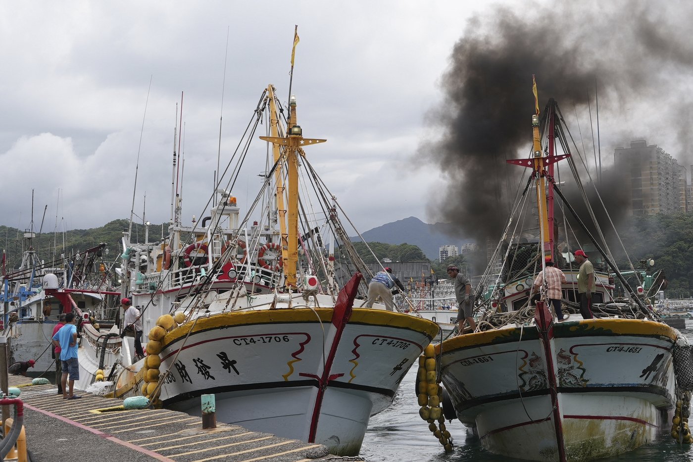A powerful typhoon is lashing northern Philippine islands | iNFOnews.ca A powerful typhoon is lashing northern Philippine islands | iNFOnews.ca