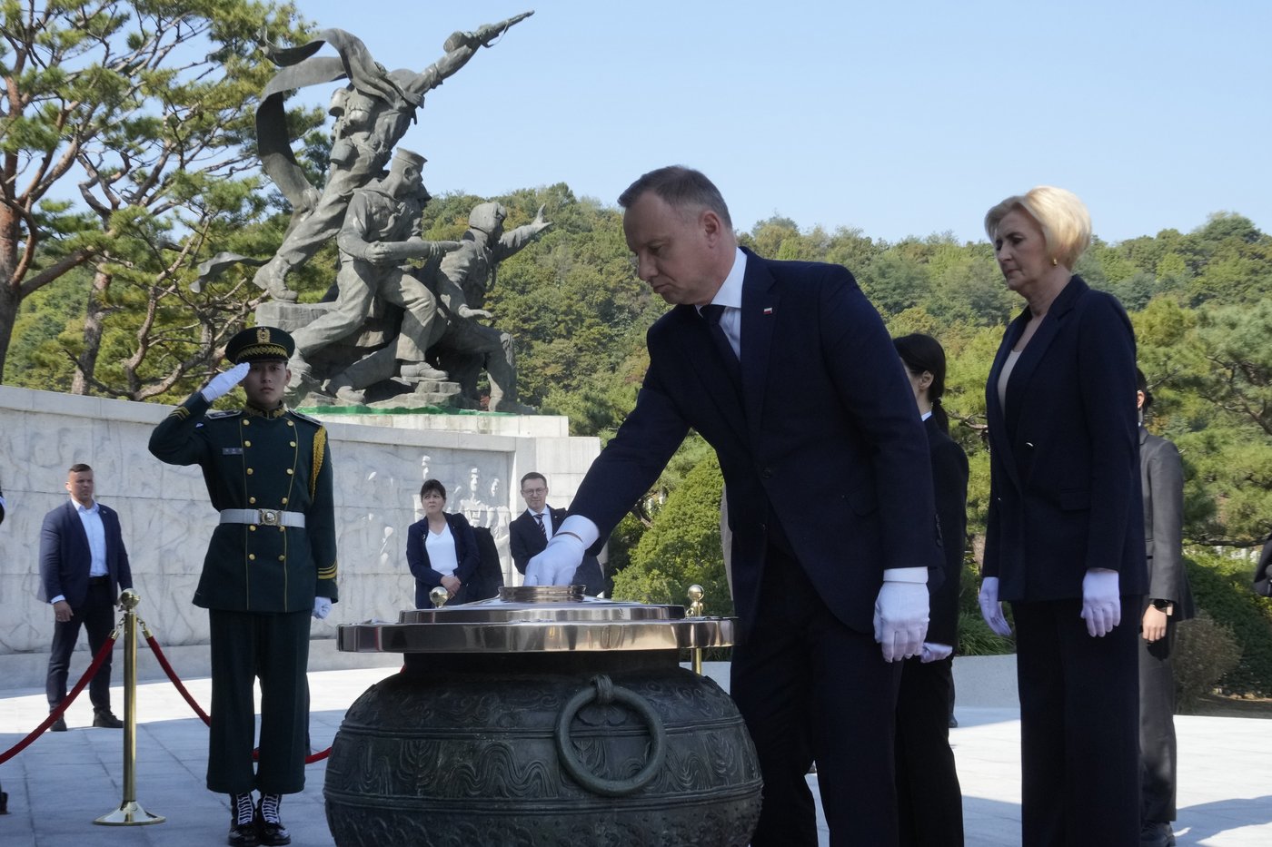 Trash carried by a North Korean balloon again falls on the presidential compound in Seoul | iNFOnews.ca Trash carried by a North Korean balloon again falls on the presidential compound in Seoul | iNFOnews.ca