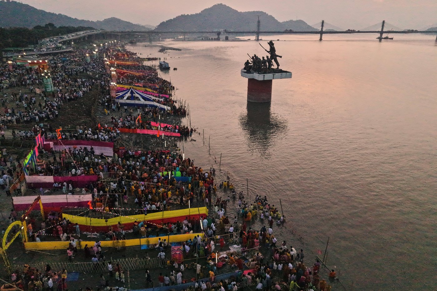 Photos of Hindu devotees celebrating Chhath festival in India | iNFOnews.ca