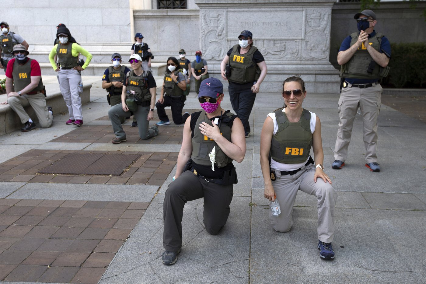 FBI fires agents photographed kneeling during 2020 racial justice protest, AP sources say | iNFOnews.ca FBI fires agents photographed kneeling during 2020 racial justice protest, AP sources say | iNFOnews.ca
