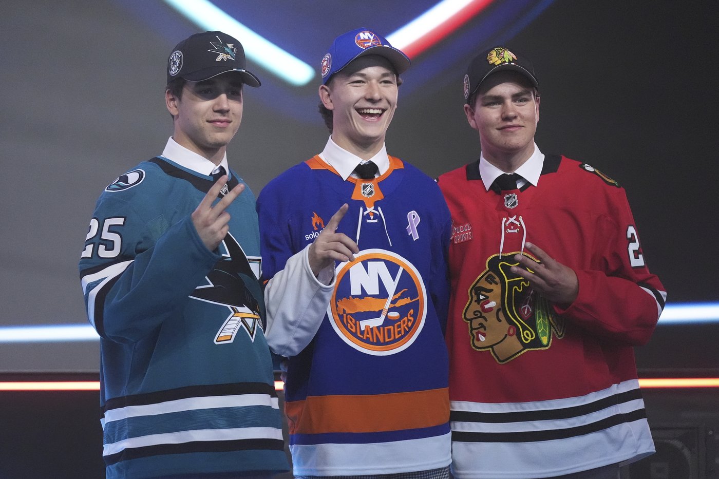 Islanders' No. 1 pick Matthew Schaefer pays tribute to late mother with a kiss and a promise | iNFOnews.ca