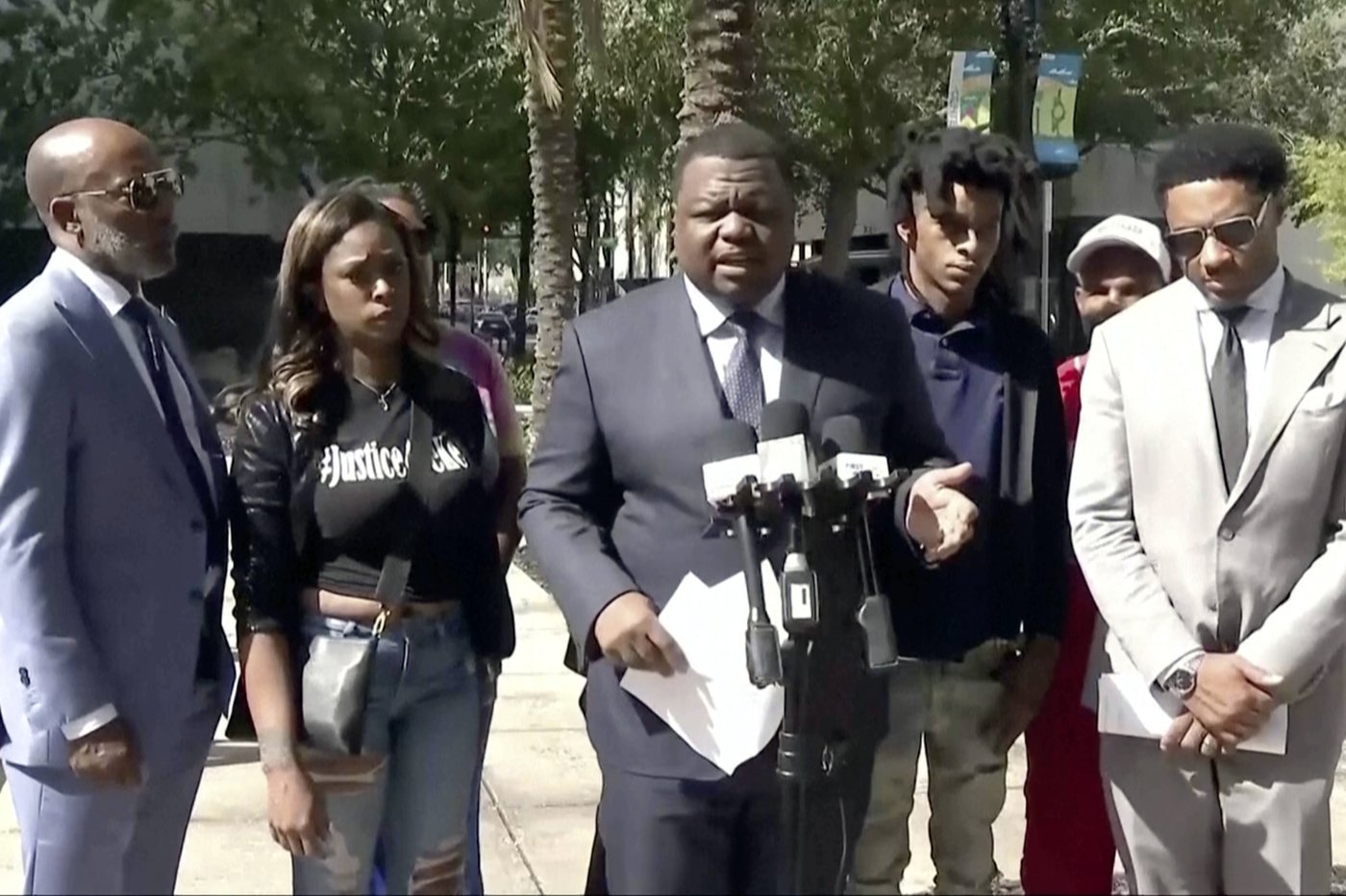 Man sues Florida officers who severely beat him after foot chase | iNFOnews.ca Man sues Florida officers who severely beat him after foot chase | iNFOnews.ca