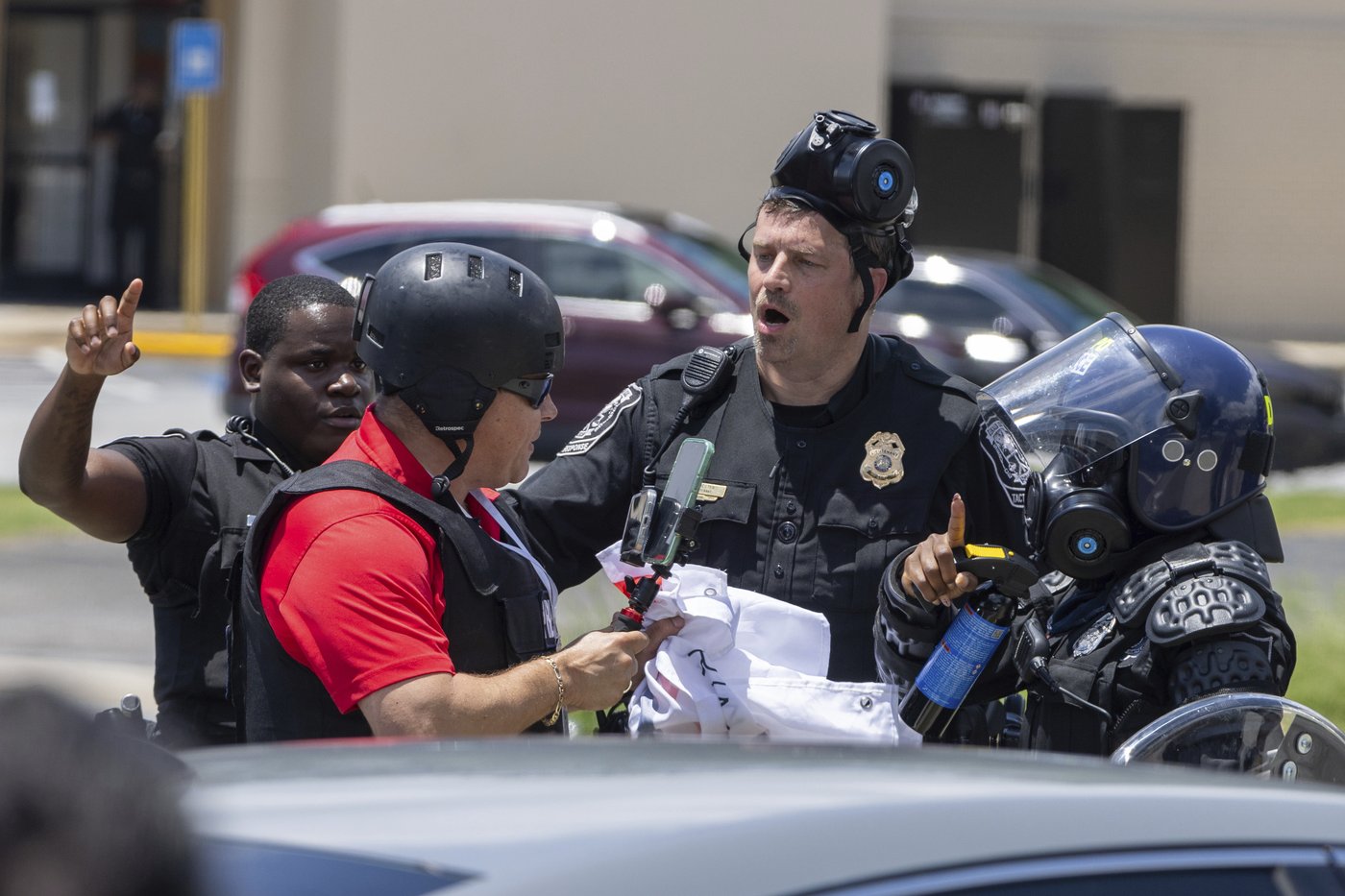 Spanish-language journalist who documents immigration raids detained for ICE after protest arrest | iNFOnews.ca