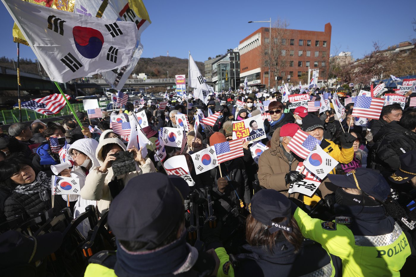 South Korean court issues warrants to detain impeached President Yoon and search his office | iNFOnews.ca South Korean court issues warrants to detain impeached President Yoon and search his office | iNFOnews.ca