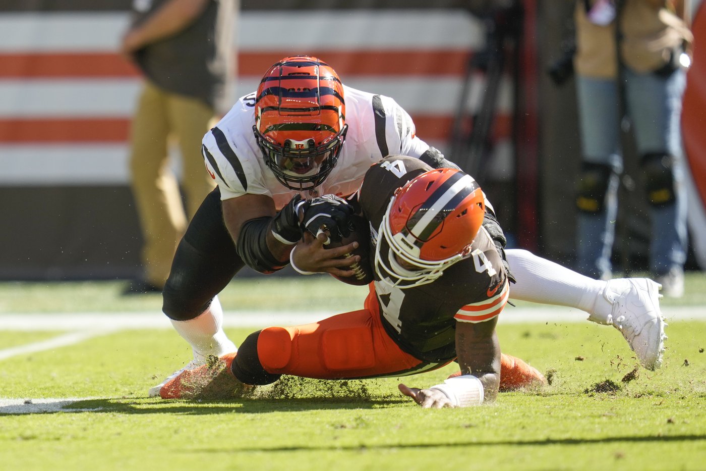 Browns QB Watson suffers likely season-ending Achilles injury. Teammates upset some fans cheered | iNFOnews.ca Browns QB Watson suffers likely season-ending Achilles injury. Teammates upset some fans cheered | iNFOnews.ca