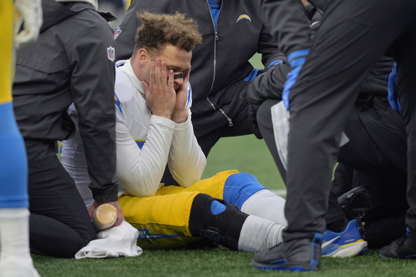 Herbert tosses 3 TD passes and Chargers secure a playoff spot with a 40-7 rout of Patriots | iNFOnews.ca