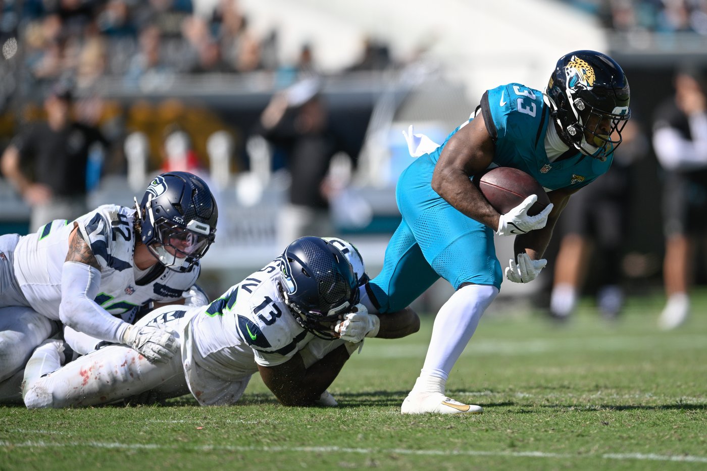Seahawks rediscover their pass rush as they remain unbeaten on the road | iNFOnews.ca