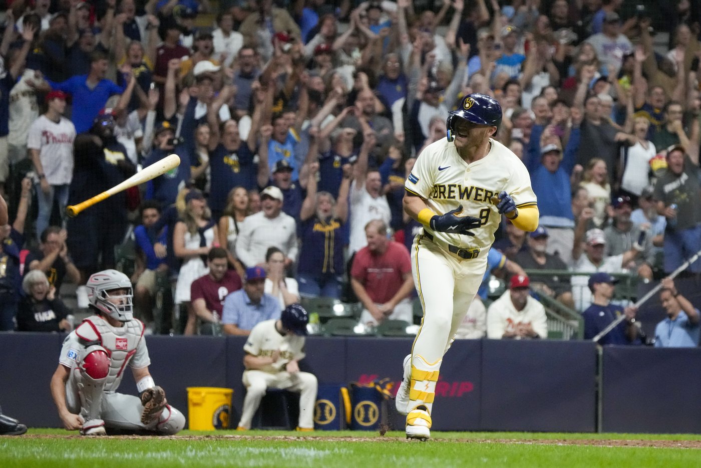 Jake Bauers hits game-ending single to lift NL Central-clinching Brewers to 2-1 win over Phillies | iNFOnews.ca