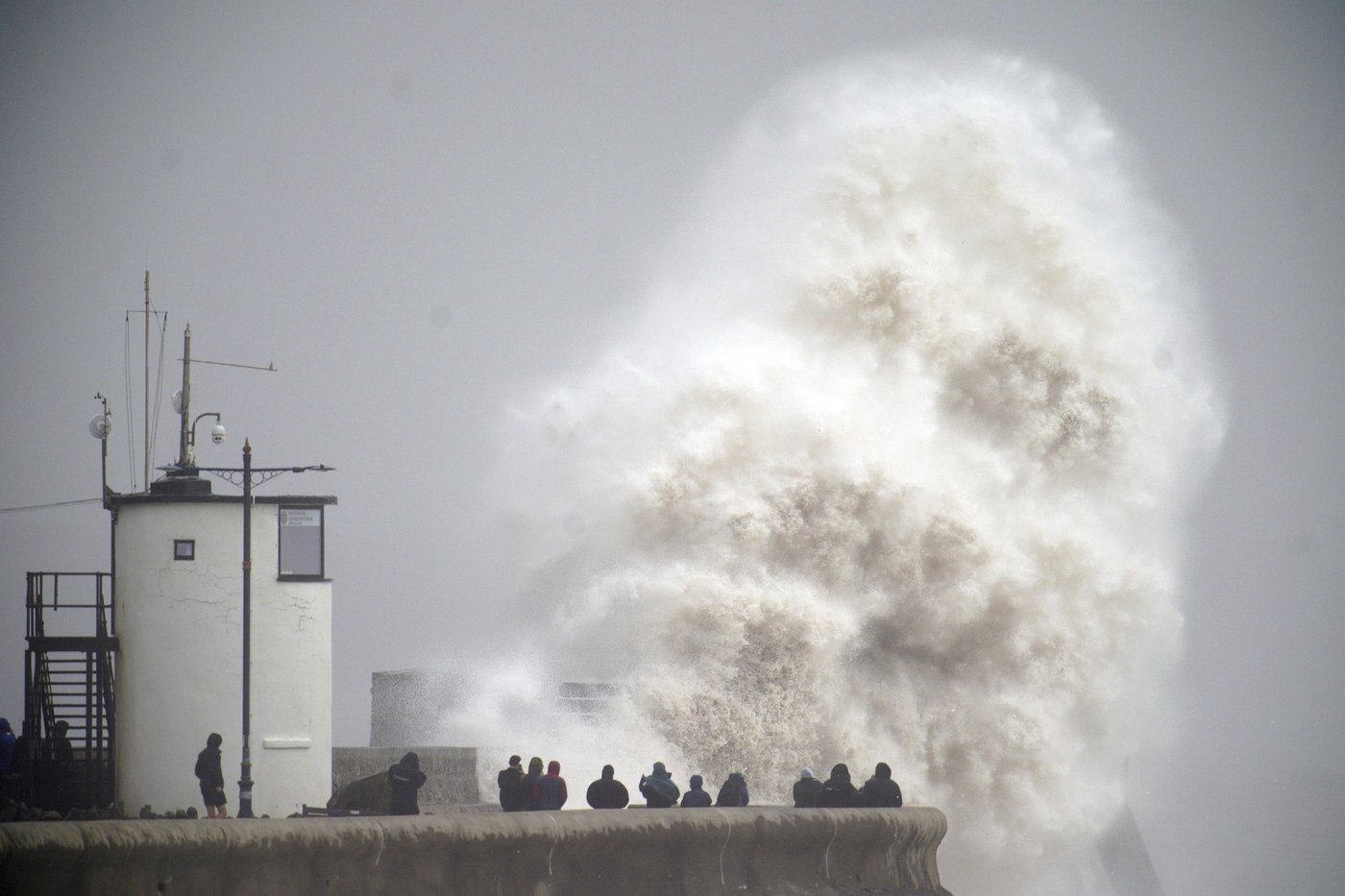 Hundreds of thousands in Ireland and UK left without power as Storm Darragh batters the region | iNFOnews.ca Hundreds of thousands in Ireland and UK left without power as Storm Darragh batters the region | iNFOnews.ca