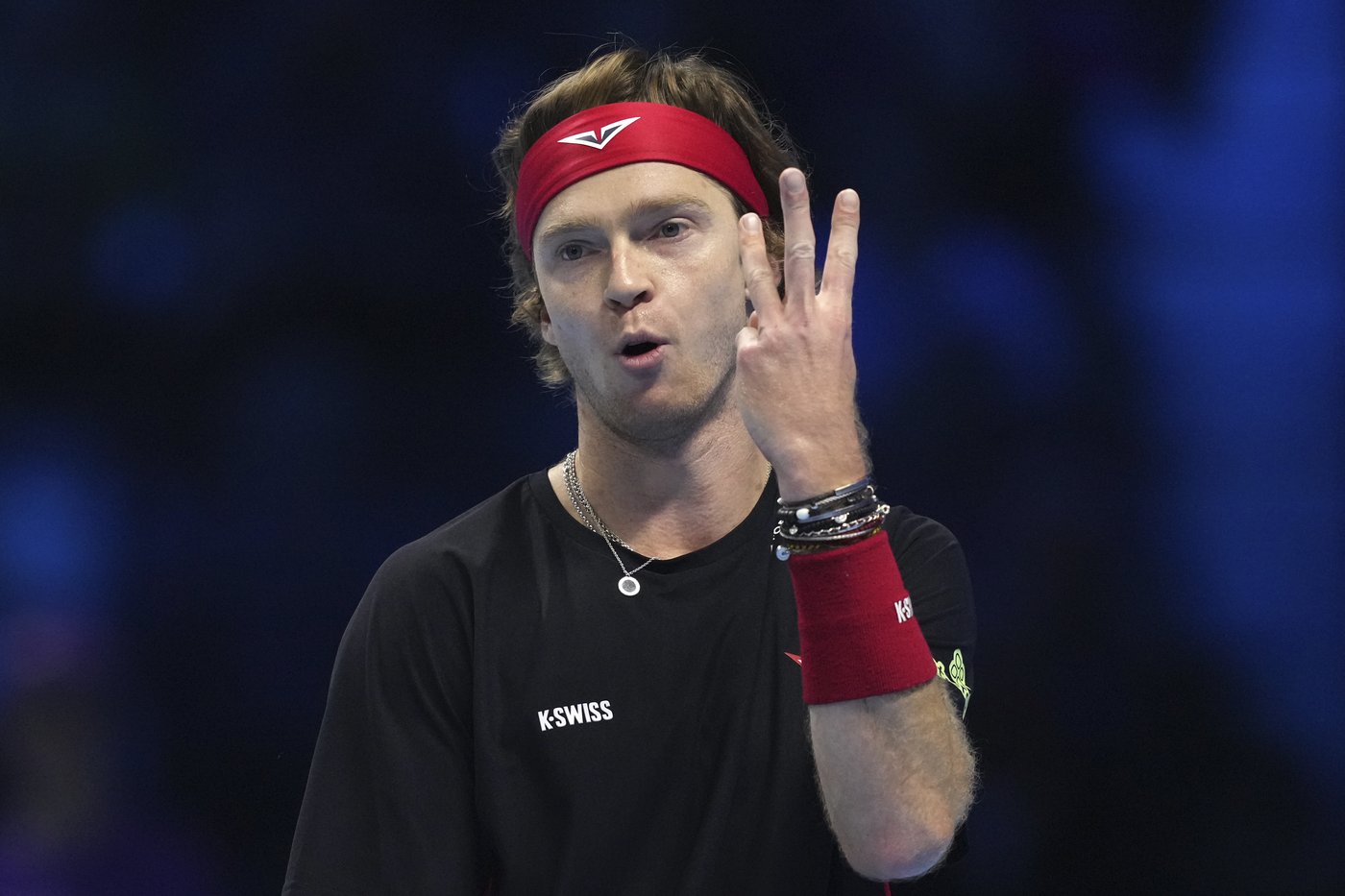 Alcaraz overcomes physical issues to move back into contention at ATP Finals. Zverev wins again | iNFOnews.ca