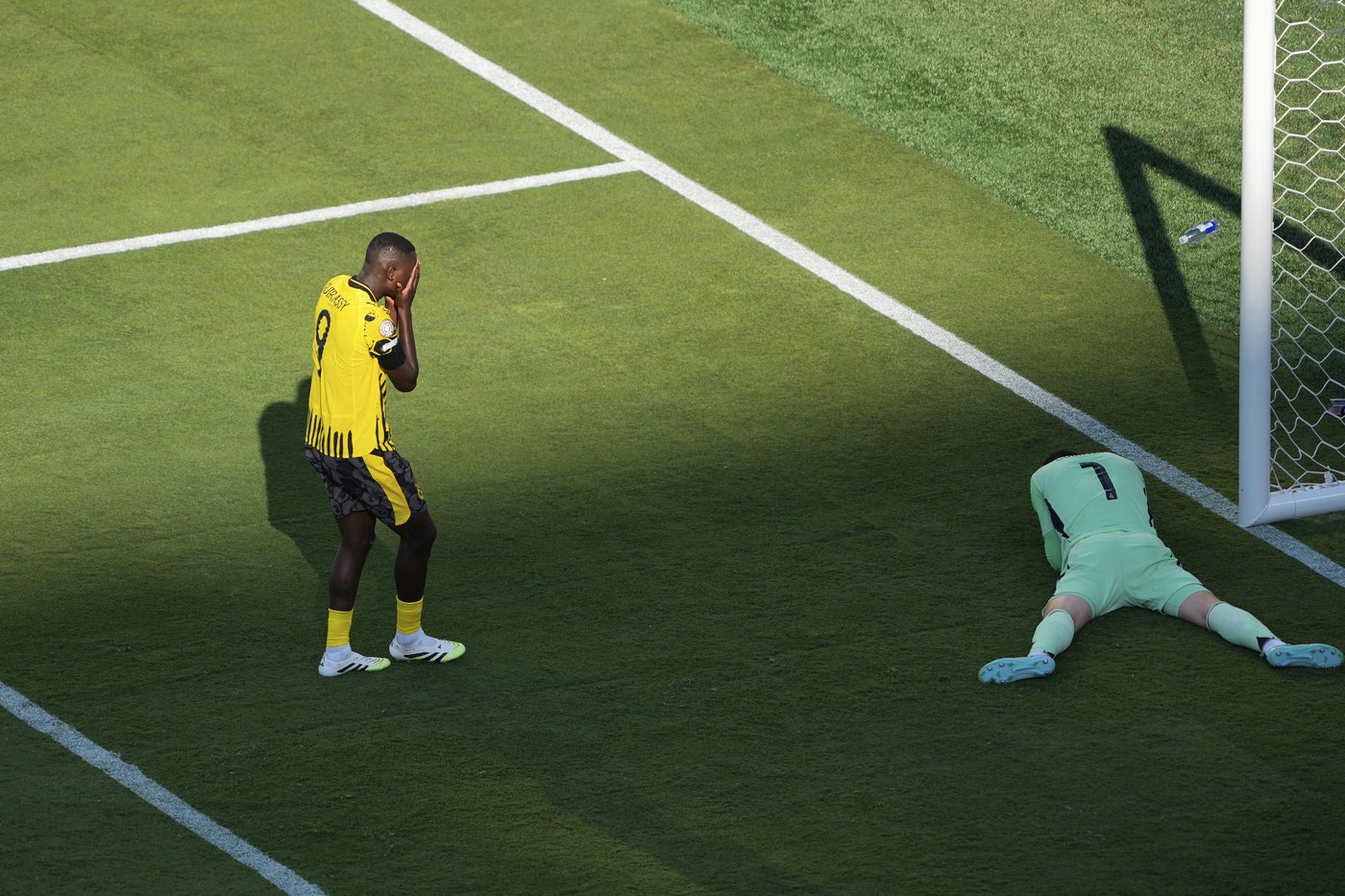 Thibaut Courtois ends Real Madrid's 3-2 victory over Borussia Dortmund with a leaping save | iNFOnews.ca