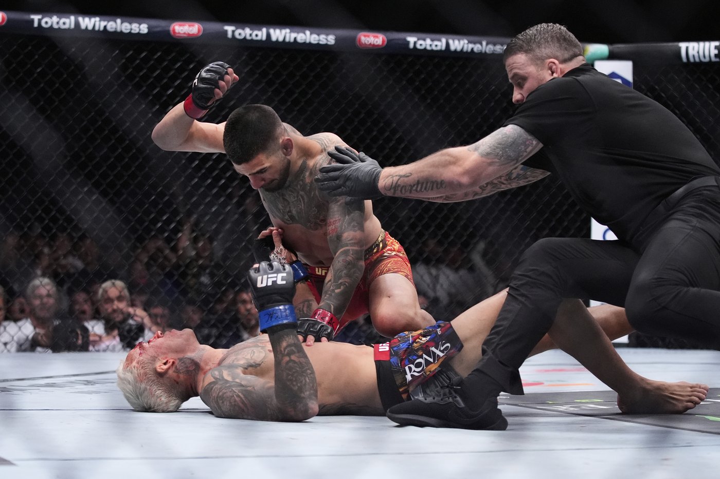 Ilia Topuria makes case for being UFC's pound-for-pound best with first-round KO of Charles Oliveira | iNFOnews.ca