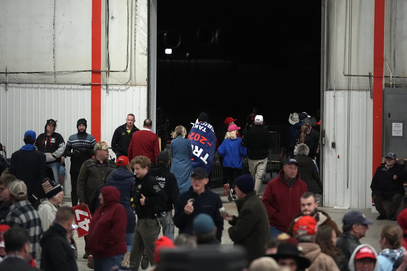 Trump leaves Michigan rallygoers waiting in the cold for hours to tape Joe Rogan podcast | iNFOnews.ca Trump leaves Michigan rallygoers waiting in the cold for hours to tape Joe Rogan podcast | iNFOnews.ca